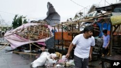 Những sạp hàng đổ sập trong một khu chợ sau khi Siêu Bão Mangkhut quét qua thành phố Tuguegarao ở tỉnh Cagayan, đông bắc Philippines, ngày 15 tháng 9, 2018. 