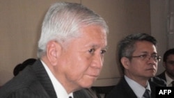 Ngoại trưởng Philippines Albert del Rosario đến Trung Quốc để mở các cuộc thảo luận cấp cao