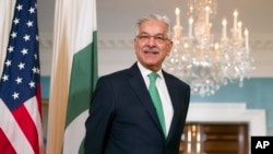 Bộ trưởng ngoại giao Pakistan Khawaja Asif liên tục đưa ra những lỡi lẽ gay gắt đối với Mỹ sau khi au khi Washington đình chỉ viện trợ và Tổng thống Donald Trump cáo buộc Islamabad dối trá và lừa lọc suốt nhiều năm qua.