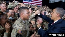 Tổng thống Barack Obama gặp gỡ các binh sĩ tại doanh trại Fort Bliss ở El Paso, Texas, ngày 31/8/2012.