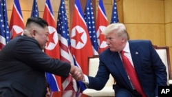 Ông Kim và ông Trump trong cuộc gặp hồi tháng Sáu năm nay.