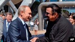 Tổng thống Nga Vladimir Putin (trái) bổ nhiệm ngôi sao phim hành động Steven Seagal làm đặc sứ Nga giúp phát triển quan hệ với Mỹ.