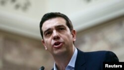 Thủ tướng Hy Lạp Alexis Tsipras đang đối mặt với những chỉ trích về việc triển hạn khoản cứu nguy vì ông đã cam kết trong chiến dịch vận động tranh cử là sẽ chấm dứt chương trình vay và các biện pháp kiệm ước do các nước và định chế cho vay áp đặt