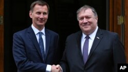 Ngoại trưởng Anh Jeremy Hunt (trái) bắt tay với Ngoại trưởng Mỹ Mike Pompeo tại London ngày 8/5/2019.