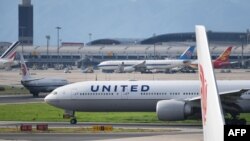 Một máy bay của hang United Airlines đang cất cánh tại Bắc Kinh