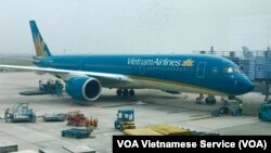 Một máy bay của Vietnam Airlines đón khách tại sân bay Nội Bài ở Hà Nội. Chuyến bay VN31 của hãng hàng không quốc gia từ TP HCM đi Frankfurt, Đức, hôm 28/5 bị trì hoãn để chờ 1 hành khách gây bức xúc trong dư luận.