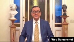 Cựu Chủ tịch Đảng Cứu quốc Campuchia Sam Rainsy nói với các người ủng hộ qua video trên mạng từ Ý ngày 30/10/2017.