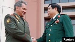 Bộ trưởng Quốc phòng Nga Sergei Shoigu và Bộ trưởng Quốc phòng Việt Nam Phùng Quang Thanh gặp gỡ tại Hà Nội, ngày 5 tháng 3, 2013.