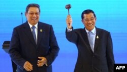 Thủ Tướng Hun Sen nói với các nhà báo sau phiên họp với 26 vị đại sứ và 8 lãnh sự, rằng Campuchia đang nắm chức Chủ tịch ASEAN trong năm nay, và “trong cương vị đó, sẽ không ngả về bất cứ phe nào.”