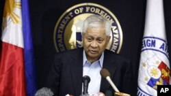 Ngoại trưởng Philippines Albert Del Rosario