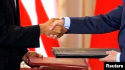 Tổng thống Mỹ Barack Obama và Tổng thống Nga Dmitry Medvedev bắt tay trao đổi hiệp ước START Mới, tại Prague, Cộng hòa Czech, ngày 8/4/2010.