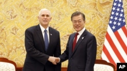 Phó Tổng thống Hoa Kỳ Mike Pence và Tổng thống Hàn Quốc Moon Jae-in, ngày 8/2/2018 tại thủ đô Seoul.