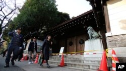 Cảnh sát tuần tra quanh đền Yasukuni ở Tokyo sau vụ nổ ngày 24 tháng 11, 2015.