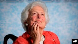 Cựu Đệ nhất Phu nhân Mỹ Barbara Bush
ảnh chụp ngày 18/3/2005 tại Orlando, Florida.