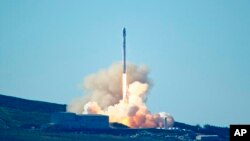 Phi thuyền Falcon 9 của SpaceX rời mặt đất tại Căn cứ Không quân Vandenburg, bang California, Mỹ, ngày 14 tháng 1, 2017.