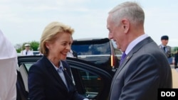 Bộ trưởng Quốc phòng Mỹ James Mattis tiếp Bộ trưởng Quốc phòng Đức Ursula von der Leyen tại Ngủ Giác Đài ngày 20/6/2018.