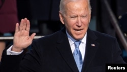 Tổng thống tân cử Joe Biden tuyên thệ nhậm chức Tổng thống thứ 46 của Mỹ tại Điện Capitol ở Washington, ngày 20/1/2021.