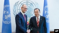 Thủ tướng lâm thời Ukraina Arseniyut (trái) và Tổng thư ký Liên hiệp quốc Ban Ki-moon, 3/13/14