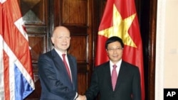 Ngoại trưởng Anh William Hague và Bộ trưởng Ngoại giao Việt Nam Phạm Bình Minh tại Hà Nội, ngày 25/4/2012