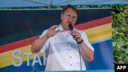 Aşırı sağcı Almanya için Alternatif (AfD) Partisinden Robert Sesselmann 25 Haziran 2023'te Almanya'nın doğusundaki Sonneberg kentinde düzenlenen seçim etkinliğinde konuşuyor