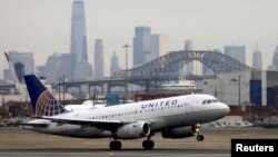 6 Aralık 2019 - Newark Havaalanı'nda uçuş pistindeki bir United Airlines yolcu uçağı